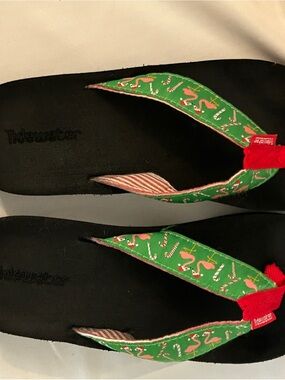 Tidewater Women's Green Flamingo Print Flip Flop Sandals